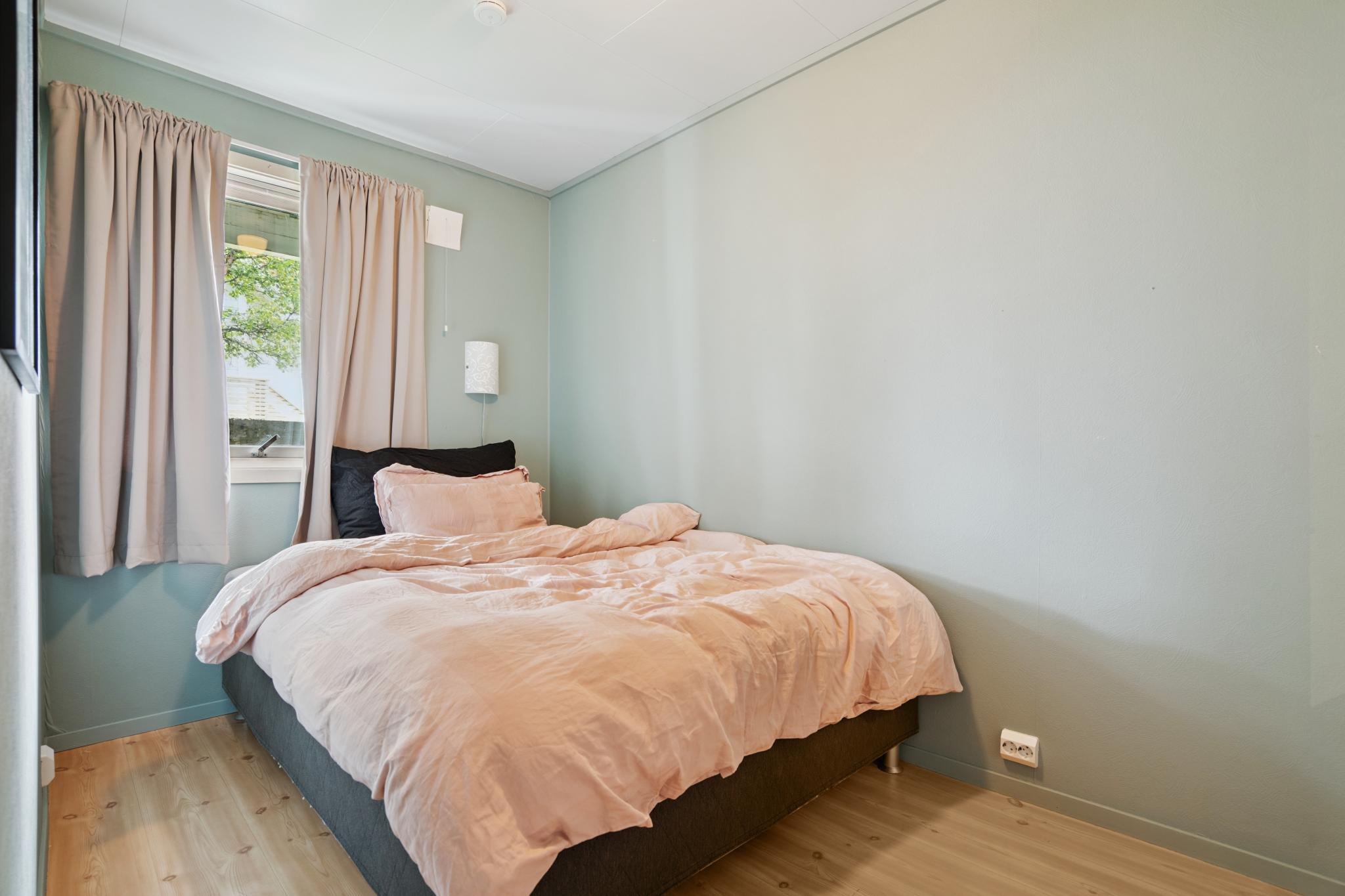 Soverom med plass til dobbeltseng